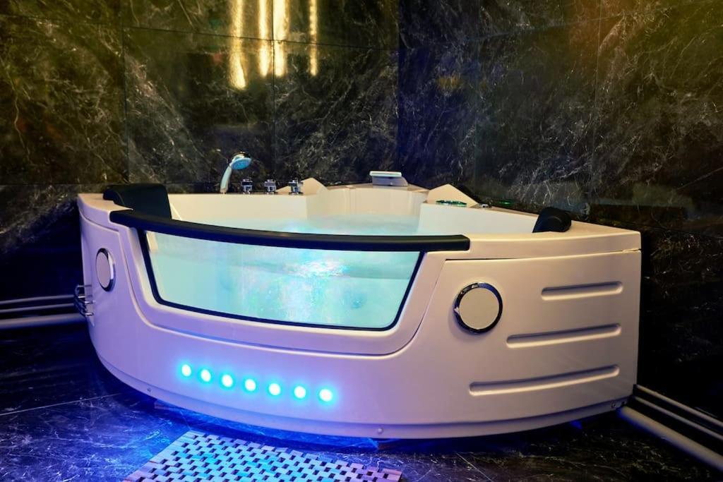 Versailles Jacuzzi - Sauna - Rdc 2 Ngoại thất bức ảnh