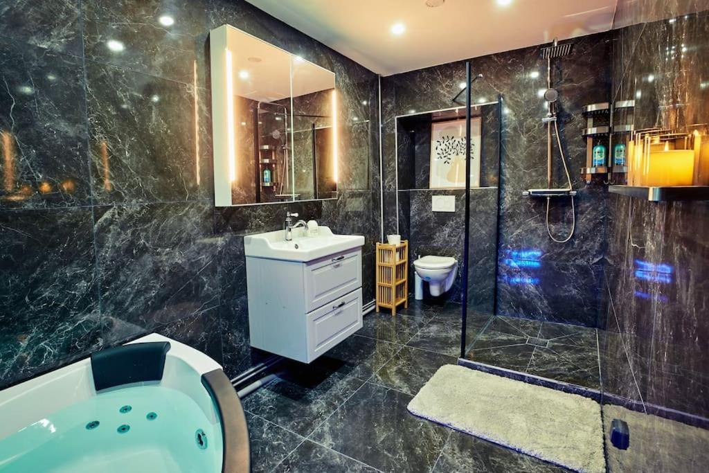 Versailles Jacuzzi - Sauna - Rdc 2 Ngoại thất bức ảnh