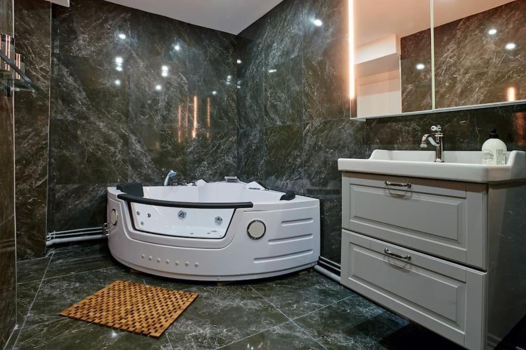 Versailles Jacuzzi - Sauna - Rdc 2 Ngoại thất bức ảnh